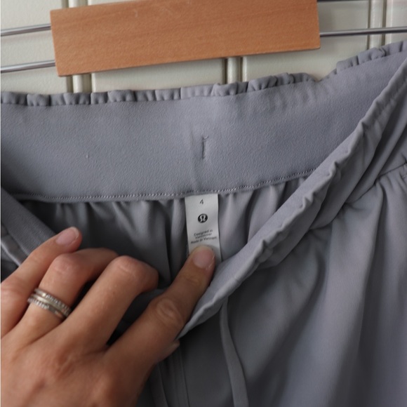 Like new Lululemon on the fly pant - Picture 2 of 2